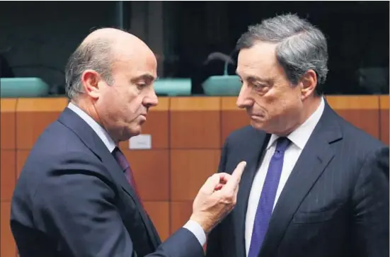  ?? FRANCOIS LENOIR / REUTERS / ARCHIVO ?? El ministro español Luis de Guindos con el italiano Mario Draghi, presidente del Banco Central Europeo