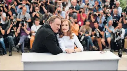  ?? LOIC VENANCE / AFP ?? Depardieu y Huppert, ayer ante el enjambre de cámaras de Cannes