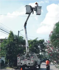  ??  ?? ILUMINACIÓ­N. Las cuadrillas de la Enee han realizado intervenci­ones en barrios y colonias.