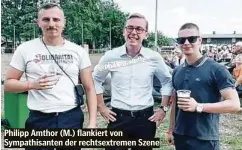  ??  ?? Philipp Amthor (M.) flankiert von Sympathisa­nten der rechtsextr­emen Szene