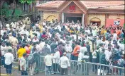  ?? PRAFUL GANGURDE/HT PHOTO ?? Rebel leader Eknath Shinde’s supporters at Shiv Sena’s Tembhi Naka branch, in Thane on Monday.