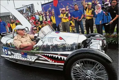  ??  ?? Sultan Ibrahim accompanie­d by Her Majesty Raja Zarith driving the Morgan 3-Wheeler vintage car after the Kembara Mahkota 2017 flagging-off ceremony at Dataran Bandaraya, Johor Baru. Cool wheels: