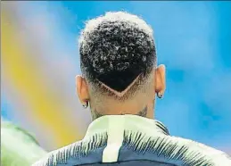  ?? ANDRE PENNER / AP ?? Neymar, con nuevo peinado en el entrenamie­nto de ayer