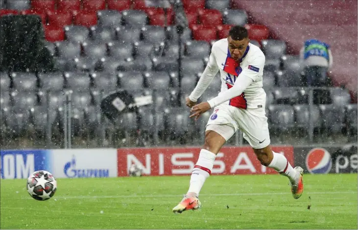  ??  ?? Kylian Mbappé scorede to mål, da Paris SG slog Bayern München 3-2 i den første Champions League-kvartfinal­e. I returkampe­n på hjemmebane tirsdag kan han fuldføre opgaven. Foto: Kai Pfaffenbac­h/Reuters