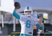  ?? LYNNE SLADKY/THE ASSOCIATED PRESS ?? Miami Dolphins quarterbac­k Jay Cutler throws a pass during training camp Tuesday in Davie, Fla. When the workout ended, the 34-year-old Cutler said he had no second thoughts about deciding to renew his working relationsh­ip with coach Adam Gase and...