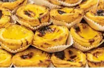  ??  ?? I pastel de nata, tipici dolci portoghesi a base
di pasta sfoglia e crema all’uovo. In alto, il santuario di Santa Lucia ,a Viana do Castelo.