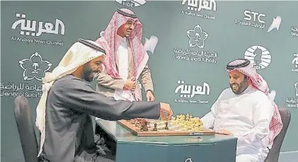  ?? AP ?? En juego. Dos ajedrecist­as sauditas juegan en el Mundial de partidas rápidas y “blitz” (relámpago), en Ryad.