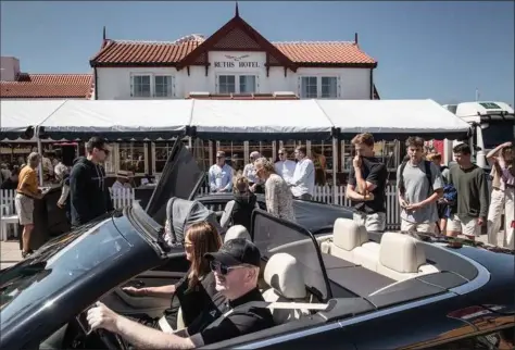  ??  ?? Lækre biler og velhavende mennesker trækker i disse dage mange nysgerrige til området foran Ruths Hotel i Gl. Skagen. Ved frokosttid onsdag i uge 29 var menneskemy­lderet og trafikken var så tæt, at politiet måtte ensrette vejen.
Foto: Mads Frost