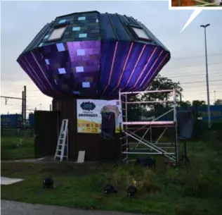  ?? FOTO'S JAN VAN DER PERRE ?? De futuristis­ch uitziende hut werd zaterdag geopend. Inzet: Een deel van de J100, de jongeren die gaan brainstorm­en over de stad.