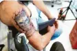  ?? Foto: Alexander Kaya ?? Tattoos könnten bald weniger farbenfroh sein.