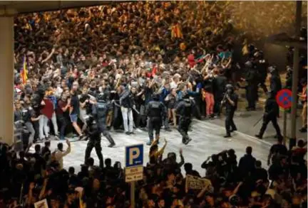  ?? FOTO AFP ?? Op de luchthaven van Barcelona kwam het na het vonnis tot een confrontat­ie tussen Catalaanse separatist­en en de politie.