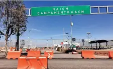  ??  ?? Personal de vigilancia, que supervisa la entrada y salida de vehículos, expresó que desde la consulta nacional del aeropuerto disminuyó la actividad en la obra.