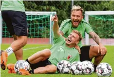  ?? Foto: Kolbert Press ?? Georg Teigl und Tim Rieder (hinten) hatten im Trainingsl­ager trotz der Zukunfts sorgen auch viel zu lachen.