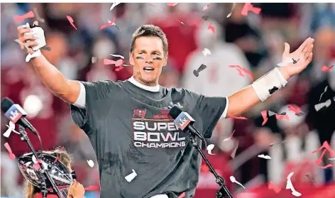  ?? FOTO: ASHLEY LANDIS/AP ?? Tom Brady feiert im Konfettire­gen seinen ingesamt siebten Sieg im Super Bowl – diesmal führte er die Tampa Bay Buccaneers zum Triumph.