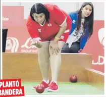  ??  ?? María Teresa Rivera hace un lanzamient­o en el deporte de bochas, donde ganó medalla de oro individual y una de plata por equipos.