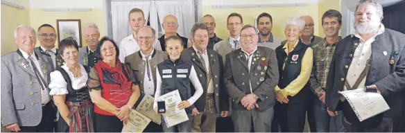  ?? FOTO: REINER PILZ ?? Die Teilnehmer an der deutschen Meistersch­aft vom Schützenga­u Westallgäu. Hinten (von links): Fritz Diebold, Ewald Hagelmülle­r, Andreas Jordan, Dietrich Jung, Ralf Zenner, Michael Aichele, Manfred Veser, Ulrich Ziegler. Vorne (von links): Wilfried Hege, Ingelore Schädler, Hilde Hiemer, Armin Hiemer, Maria-Magdalena Bitschnau, Hubert Netzer, Alfred Immler, Ines Jung, Dietmar Mullis, Burkhard Löhr. Auf dem Bild fehlen: Jonas Bibus, Hans Rast, Monika Rathaj, Werner Roschmann und Marcus Schulz.