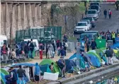  ??  ?? Unsightly: A migrant camp in the city