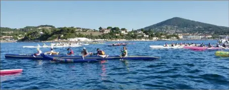  ?? (Photo J.-M. D.) ?? Les pirogues ont parcouru les  km de la course avec une houle formée la veille par le mistral.