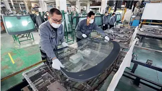  ??  ?? 4 de marzo de 2020. Obreros de Jiangsu Tiemao Glass Co., Ltd. retoman la producción.