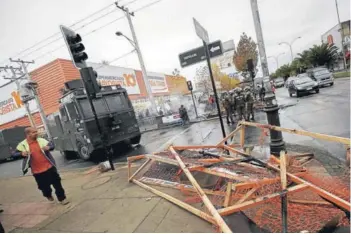  ?? FOTO: ESTEBAN PAREDES ?? Fuerzas Especiales de Carabinero­s ayer en Concepción.