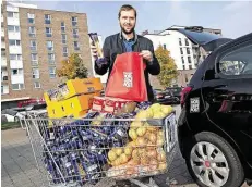  ??  ?? ... einkaufen! Brot, Nudeln, Reis und Kartoffeln wurden eingepackt.