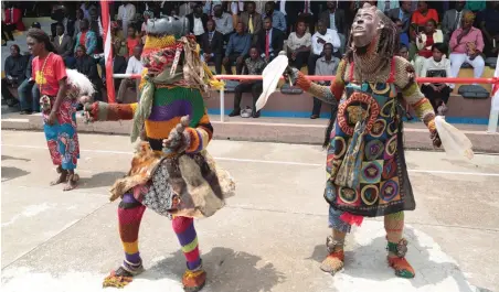  ??  ?? CÂNDIDO MUTOMBO | EDIÇÕES NOVEMBRO Danças tradiciona­is da região leste do país marcaram a cerimónia do acto central do Dia Nacional da Cultura no Dundo
