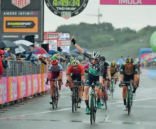  ??  ?? L’arrivo in volata all’Autodromo di Imola della tappa del Giro d’Italia (LaPresse)