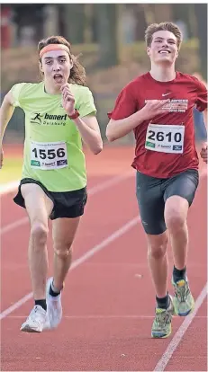  ?? FOTO: TANJA PICKARTZ ?? Kampf um Platz zwei: Maximilian Jakobs (links) von TuSpo Huckingen hängte beim zweiten Lauf seinen Verfolger Uwe Wilzewski knapp ab.