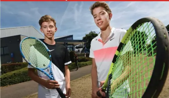  ?? FOTO SERGE MINTEN ?? Yaro (links) en Iljo Van Delsen spelen naast badminton ook tennis.