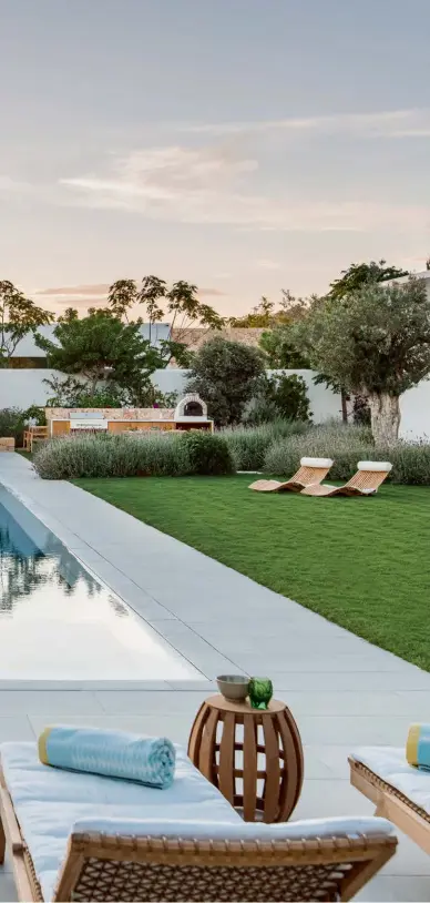  ??  ?? This page: The outdoor daybeds look out to magnificie­nt views of the pool and manicured lawn