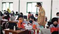  ?? PEMKAB SIDOARJO FOR JAWA POS ?? CEK KESIAPAN PETUGAS: Bupati Sidoarjo Ahmad Muhdlor Ali meninjau vaksinasi Covid-19 di Yon Arhanudse-8, Gedangan, kemarin (12/7).