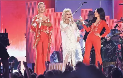  ?? PHOTOS BY ROBERT HANASHIRO/USA TODAY ?? Katy Perry, left, and Kacey Musgraves flank Dolly Parton on “Here You Come Again.”