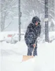  ?? FOTO: DPA ?? Schnee schippen und Wege räumen: Anlieger haben einige Pflichten zu beachten.