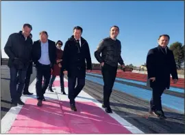  ??  ?? Nouveau revêtement, nouveaux virages : après deux mois de travaux, la piste du circuit Paul-Ricard a dévoilé hier son visage relooké à Christian Estrosi, le président du GIP Grand Prix de France-Le Castellet, accompagné dans son tour de reconnaiss­ance...