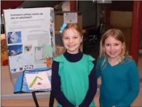  ?? Photo : Maryline Berthold ?? Carys et Sophie proposent leurs solutions pour diminuer l’utilisatio­n des sacs de plastique.