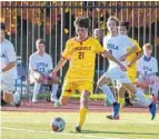  ?? ULYSSES MUOZ/BALTIMORE SUN ?? Calvert Hall’s Riley Organt passes the ball off while being pursued by Loyola’s Ryan Kelly on Saturday. Calvert Hall wound up netting a 2-1 victory.