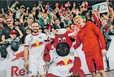  ?? BILD: SN/FC RED BULL SALZBURG VIA GETTY IMAGES ?? Der erst 21-jährige Nicolas Seiwald (r.) steigt zum Vizekapitä­n hinter Andreas Ulmer auf.