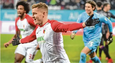 ?? Foto: Ulrich Wagner ?? Alfred Finnbogaso­n jubelt. Mit zwei Toren in der Nachspielz­eit sichert er dem FCA einen Punkt gegen den SC Freiburg.