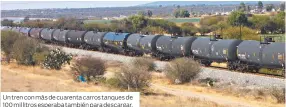  ??  ?? Un tren con más de cuarenta carros tanques de 100 mil litros esperaba también para descargar.