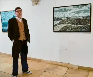  ?? Foto: Elke Böcker ?? Der Künstler Max Stiller vor seinen Landschaft­en: Aktuell ist im Rathausfle­tz eine Ausstellun­g zu sehen.