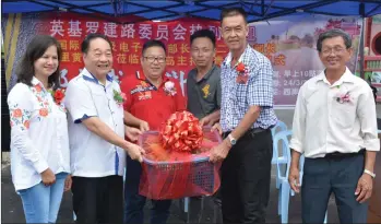  ??  ?? Wong (second left) receives a token of appreciati­on from organising chairman William Pao (second right). At left is Penghulu Anna Ling.