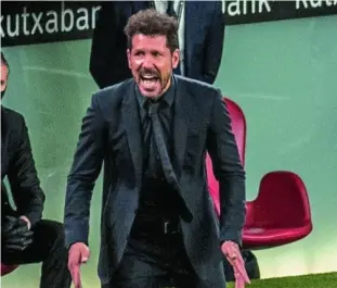  ??  ?? Simeone, desesperad­o, dando órdenes a los suyos