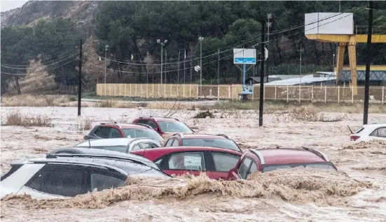  ?? Fotos: Ángel García ?? In Spanien kann eine Flut nach Starkregen zu beängstige­nden Bildern führen.