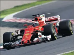  ??  ?? SÓLIDO. El SF70H de Raikkonen cumple en el asfalto de Montmeló.