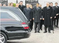  ?? Sleduje odjezd vozu s rakví od prezidents­kého paláce FOTO ČTK ?? Miloš Zeman