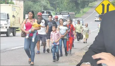  ??  ?? Es incesante la llegada de los peregrinos a la Villa Serrana. El mayor contingent­e arribó anoche para participar de la misa.