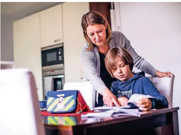  ?? RP-FOTO: ANNE ORTHEN ?? Susanne Dohn hilft ihrem Sohn Dominick (10) beim Homeschool­ing. Sie sagt: „Ich bin entmutigt und erkenne keine Lösungsstr­ategien. Bund und Länder versagen nach Strich und Faden.“