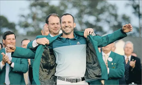  ?? BRIAN SNYDER / REUTERS ?? Sergio García no podia ocultar l’alegria quan es va enfundar-se la jaqueta que l’acredita com a vencedor del Masters d’Augusta