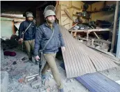  ?? — AP ?? Policemen arrive to inspect the site of explosion in Sopore on Saturday.