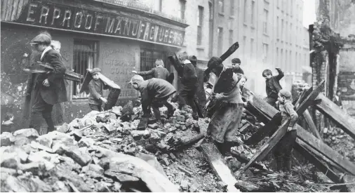  ?? GETTY IMAGES ?? Dublin children collecting firewood from the ruined buildings damaged in the Easter Rising.